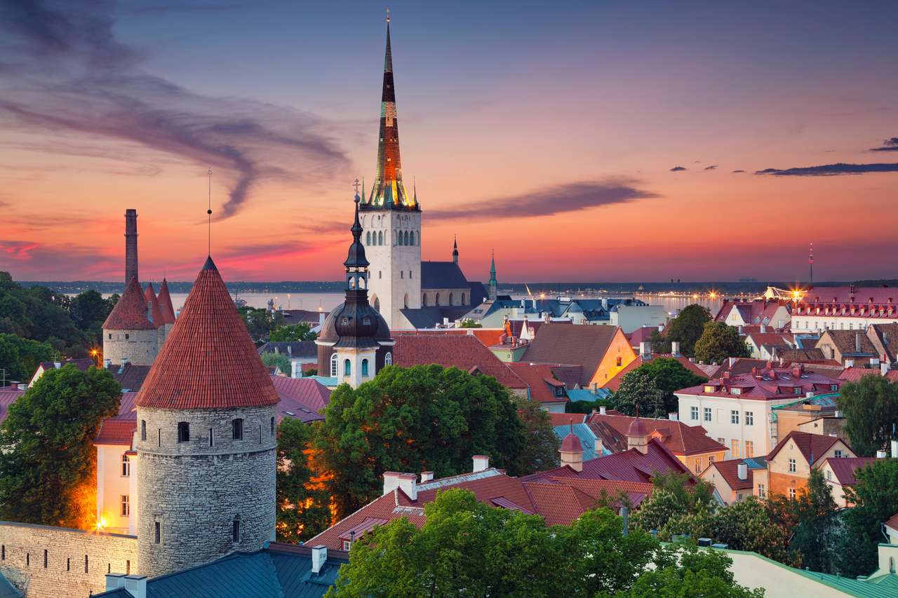 Gamla stan Tallinn i Estland under solnedgången. Pussel online