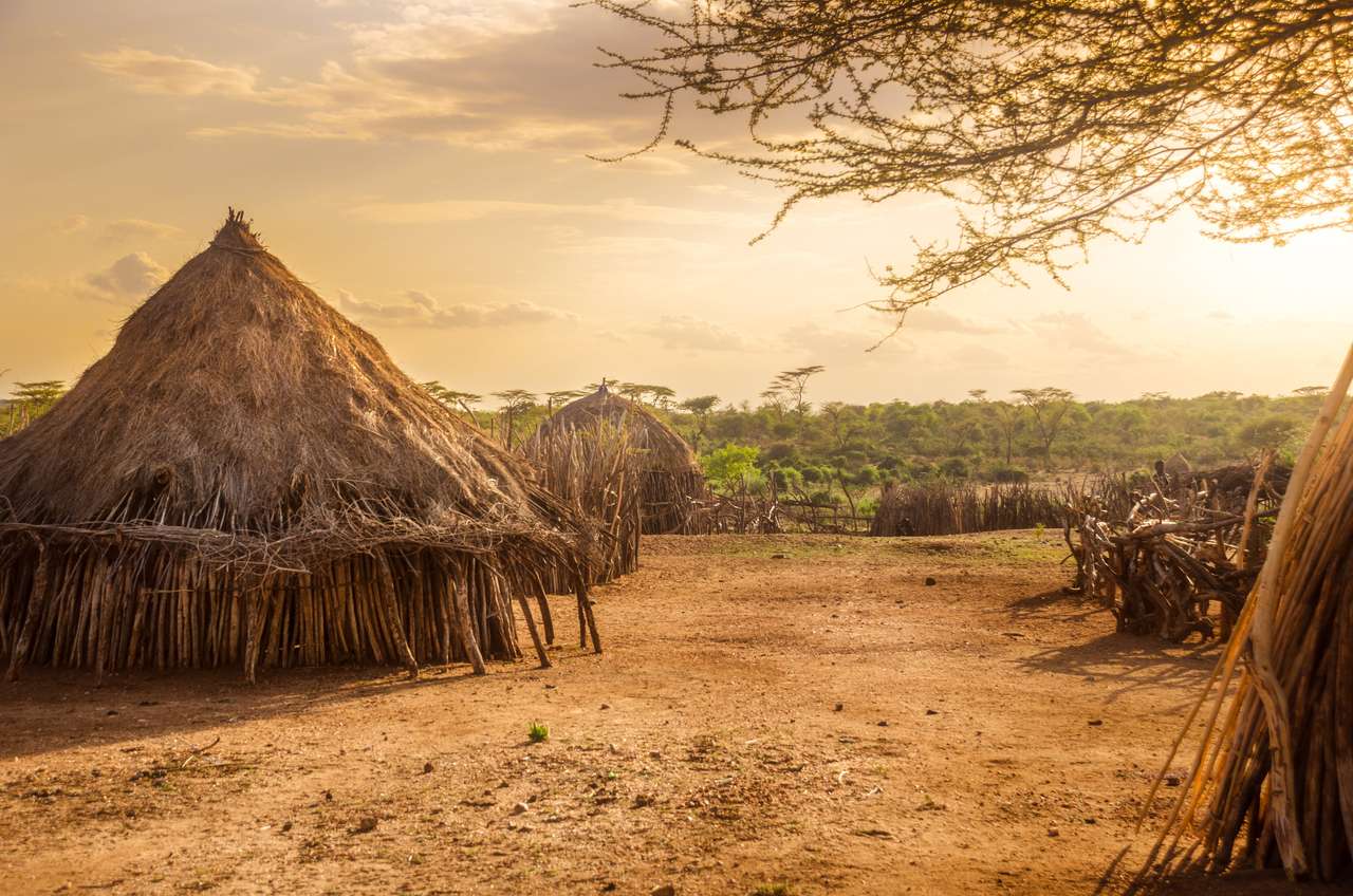 Afrika, Etiopien, i hyddor i byn Hamer i solnedgångsljuset Pussel online