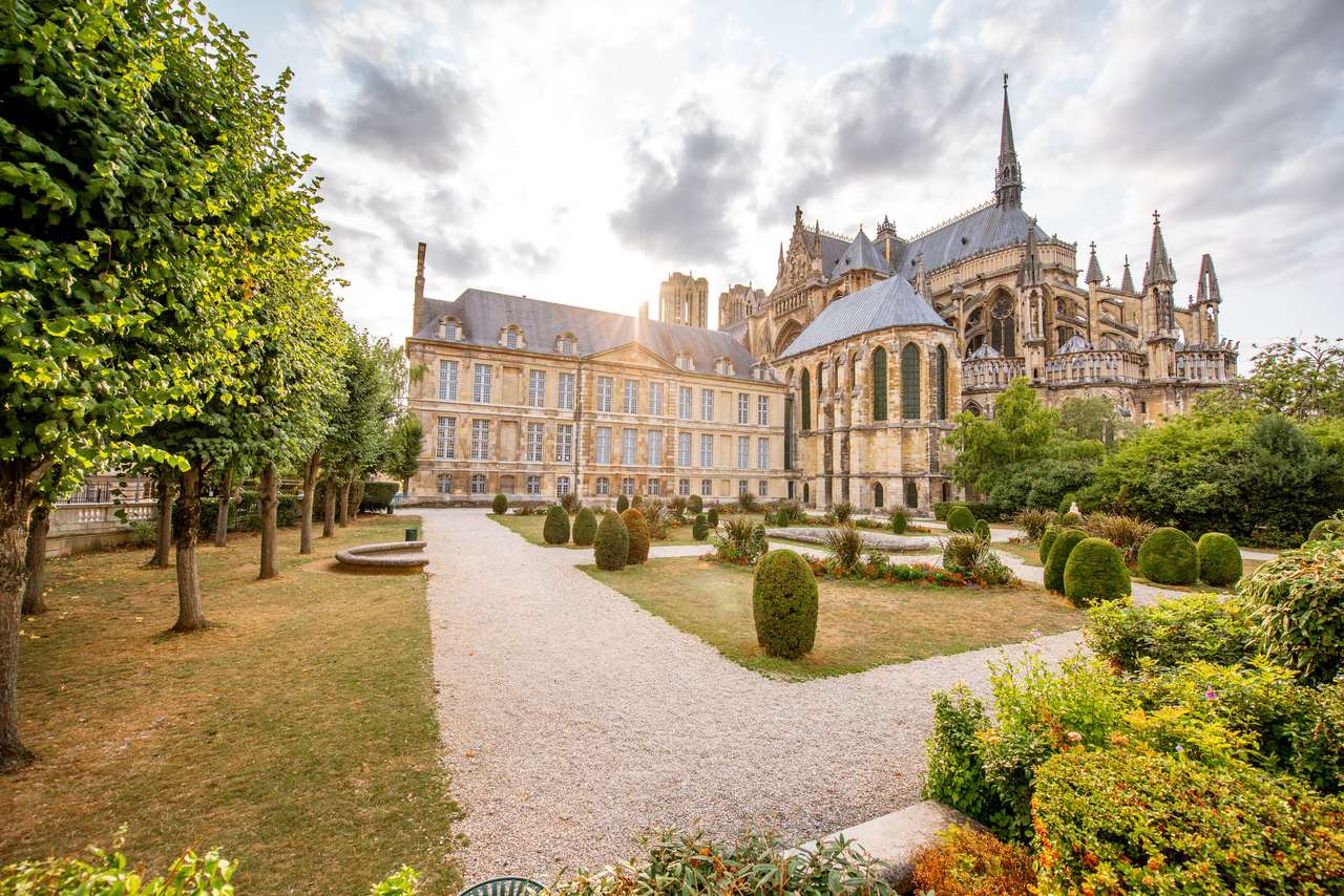 Reims trädgårdar - bakgård i Notre -Dame -katedralen Pussel online