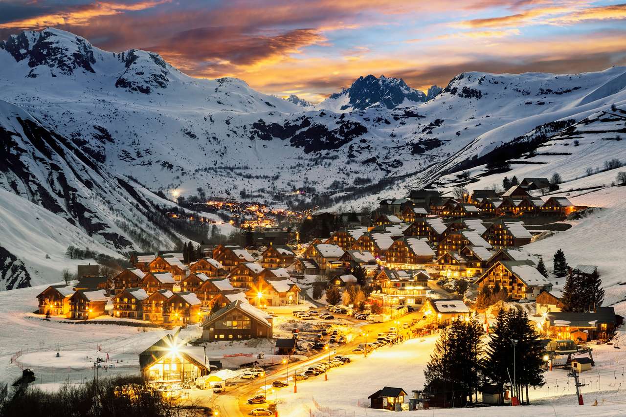Вечерний пейзаж и горнолыжный курорт во французских Альпах пазл онлайн