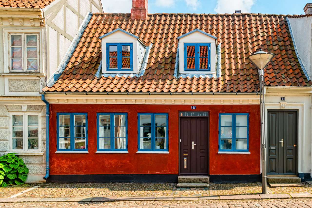 Casas tradicionais coloridas na cidade velha de Odense, Dinamarca. quebra-cabeças online