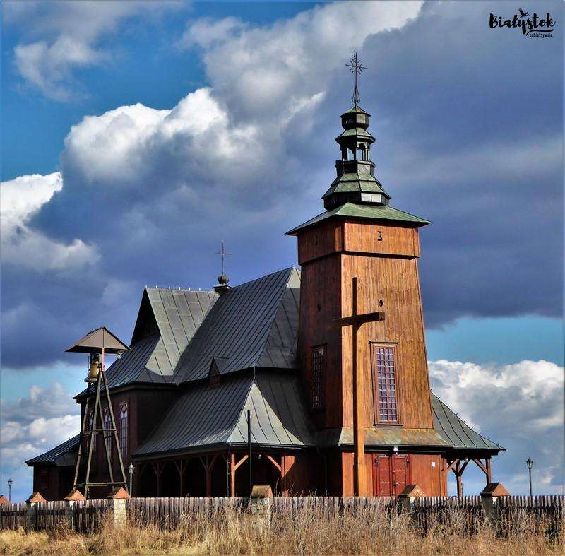 Μια ξύλινη εκκλησία στο Podlasie παζλ online