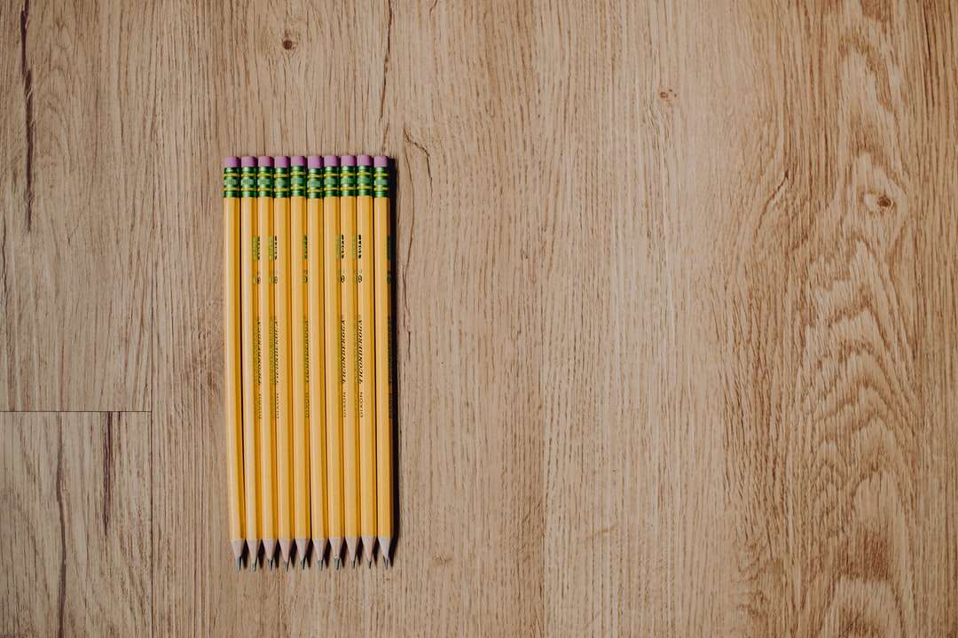 žlutozelené a červené barevné tužky skládačky online