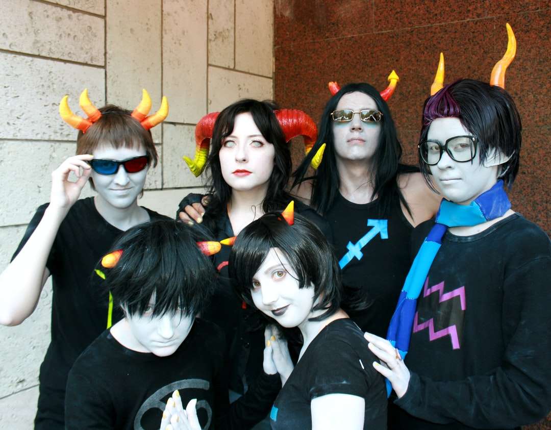 група хора в костюми за Хелоуин онлайн пъзел