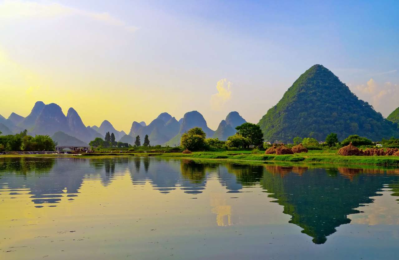 Reflektion av bergen i Li River Pussel online