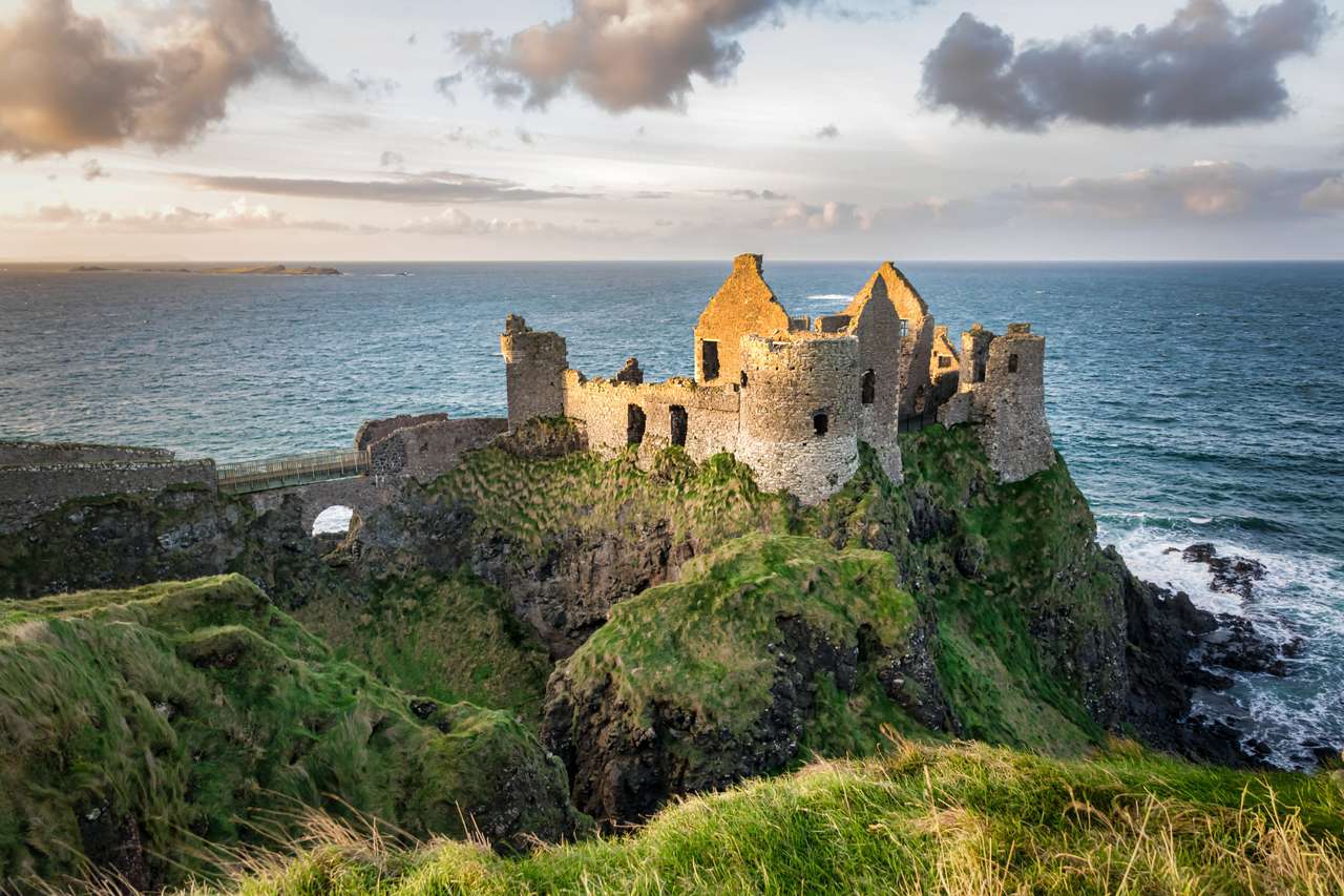 Ruínas do Castelo Dunluce na Irlanda do Norte quebra-cabeça