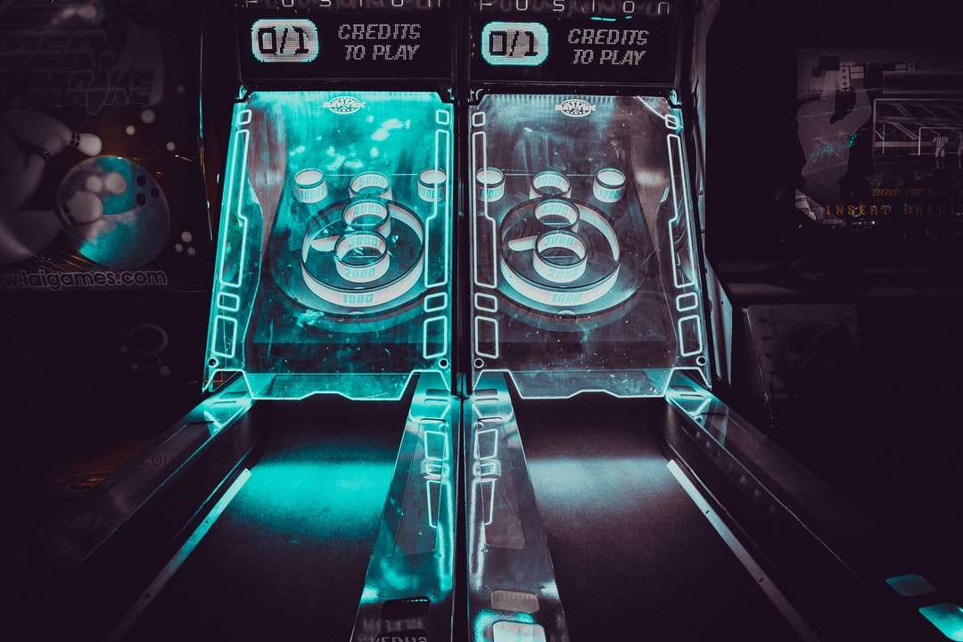 zwei schwarz-blau beleuchtete Skeeball-Tische Puzzlespiel online
