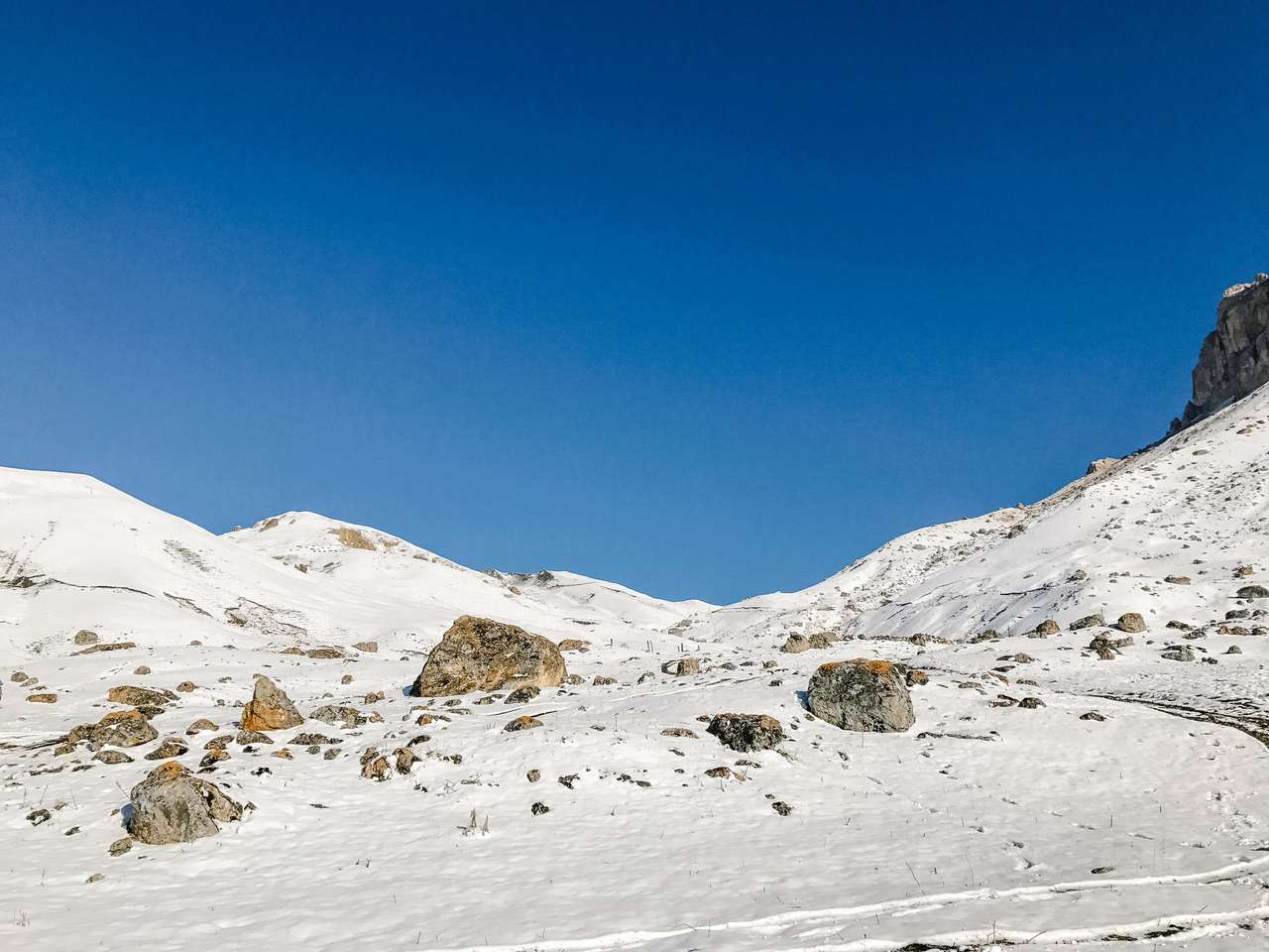 Hory a kopce pokryté sněhem skládačky online