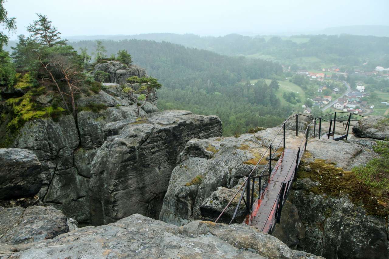 Área natural com rochas na República Tcheca puzzle online