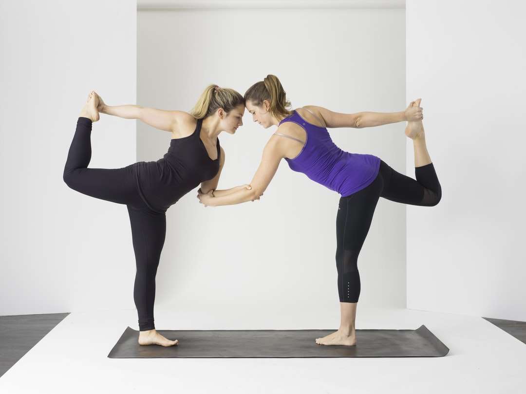 duas mulheres fazendo ioga puzzle online