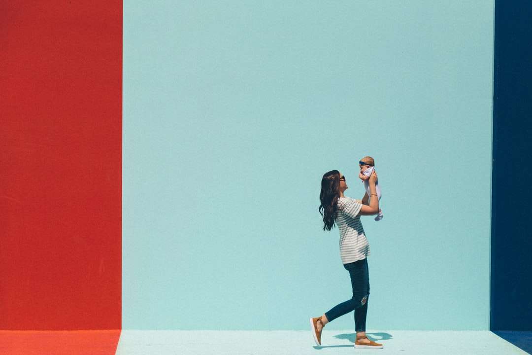 femme portant bébé en marchant puzzle en ligne