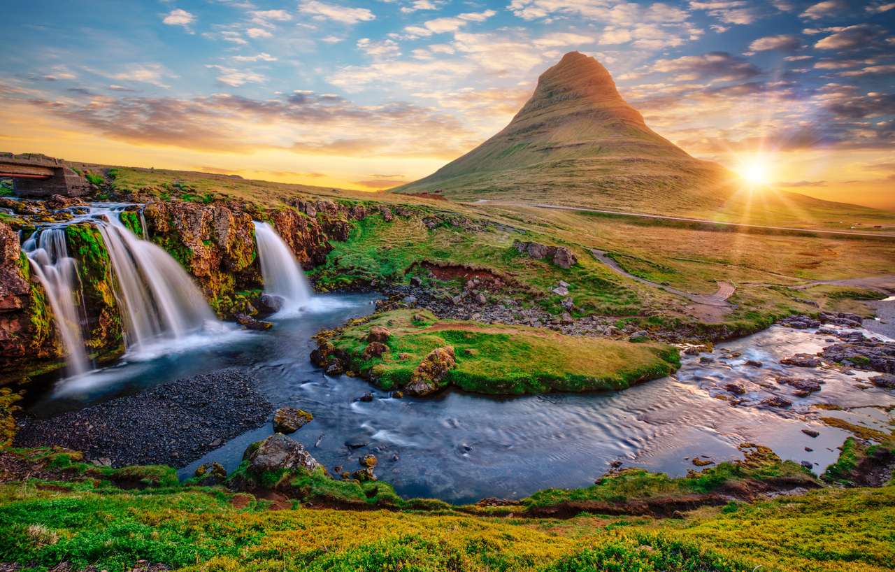 Kirkjufellsfoss waterfall and Kirkjufell mountain online puzzle