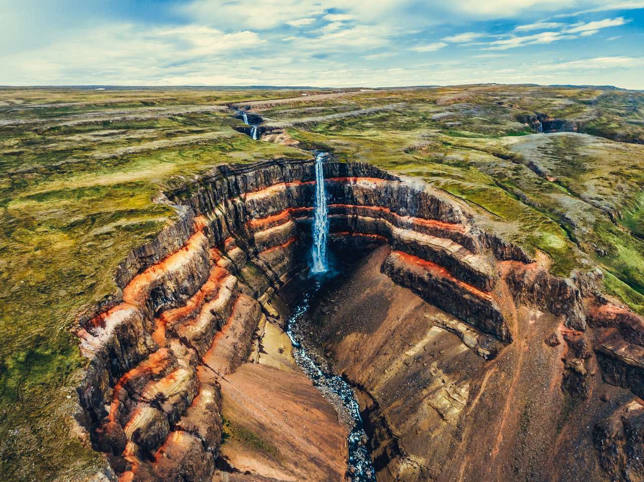 Водопад Альдейярфосс на севере Исландии онлайн-пазл