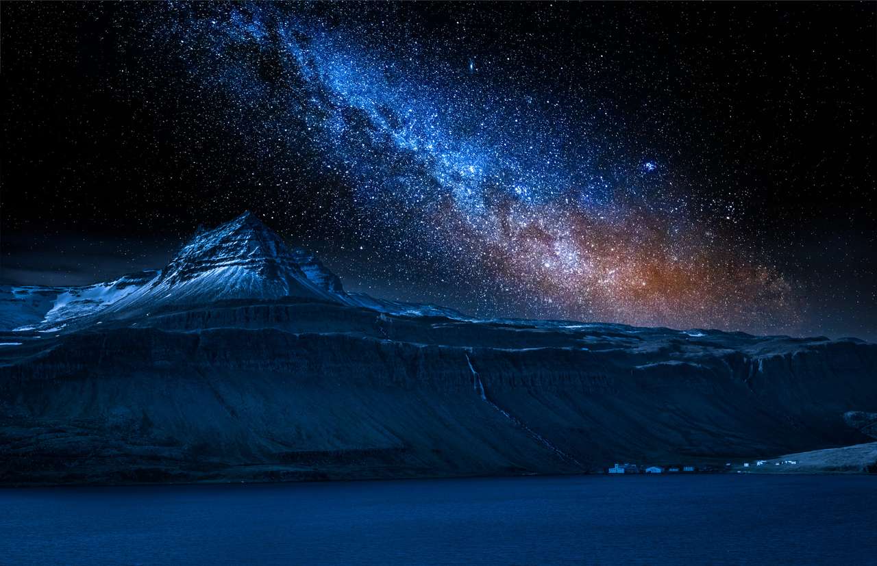 Sopečná hora a mléčná dráha přes fjord v noci, Island skládačky online