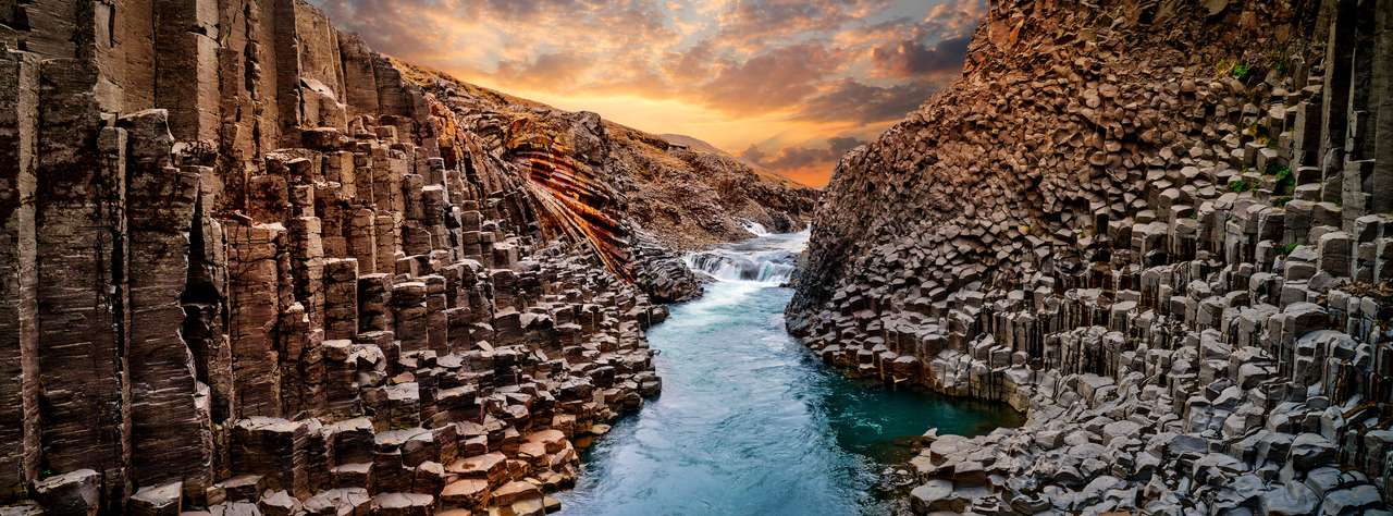 Breathtaking view of Studlagil basalt canyon, Iceland. online puzzle