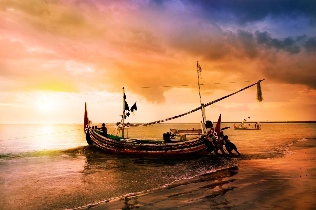 lokal båt på stranden vid solnedgången, Bali, Indonesien Pussel online