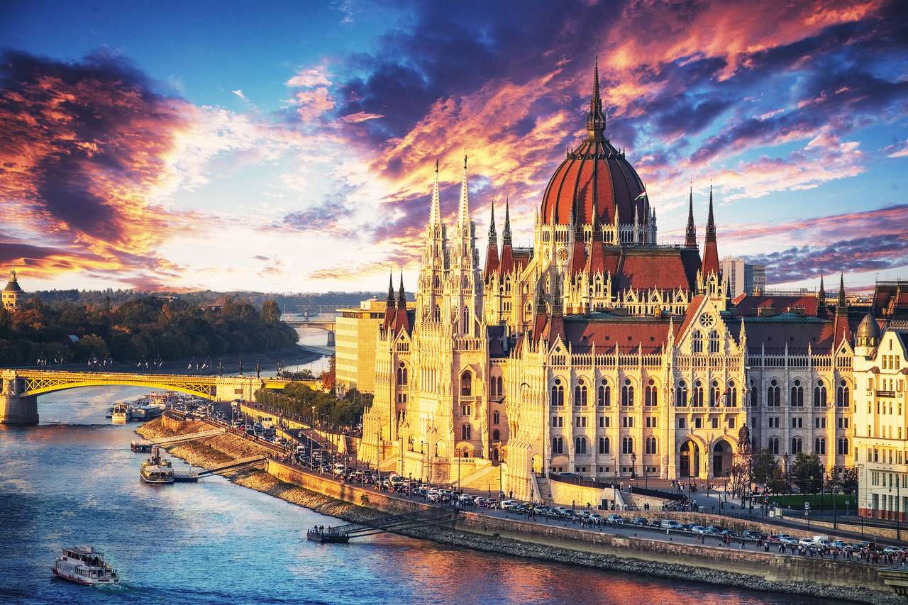 Edificio del parlamento al atardecer en Budapest, Hungría rompecabezas en línea