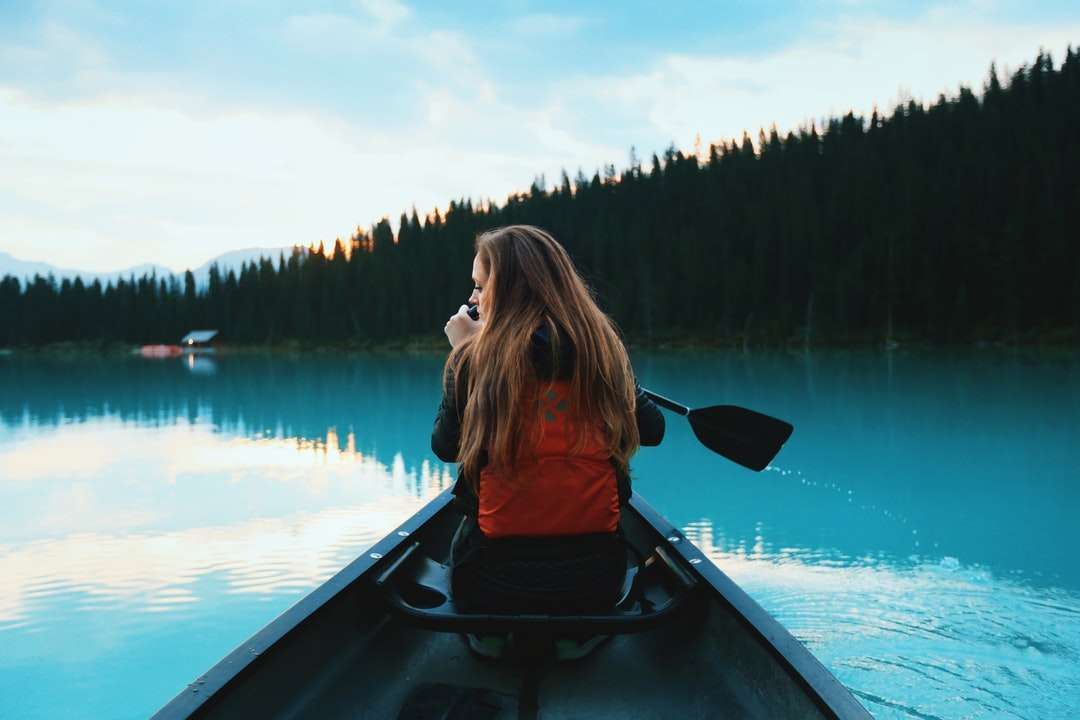 жена с руса коса, яздяща на лодка онлайн пъзел