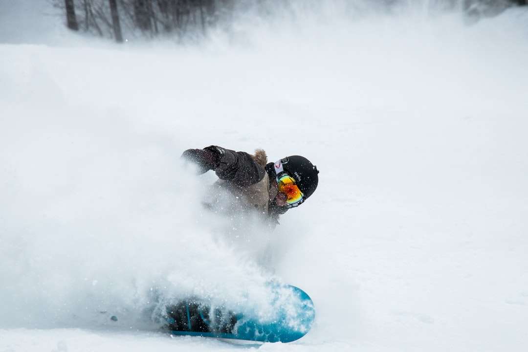 мужчина катается на сноуборде днем пазл онлайн