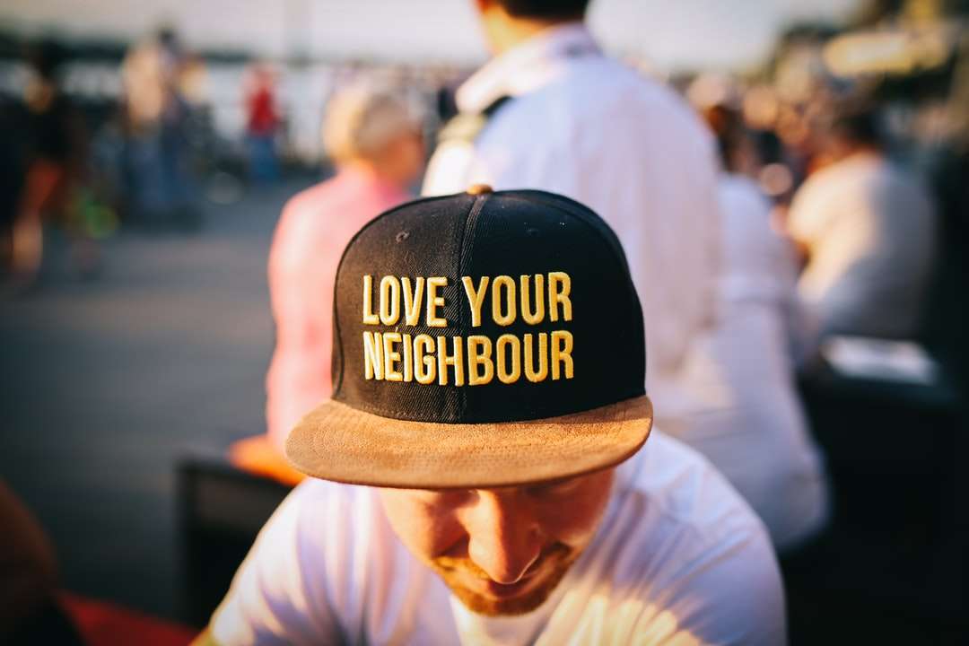άντρας που φορά μαύρο καπάκι με αγάπη τύπωμα του γείτονά σου παζλ online
