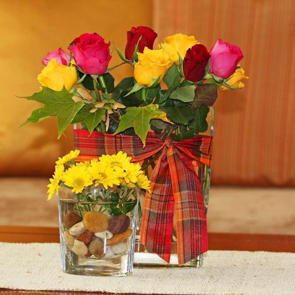 Színes virágok vázákban online puzzle