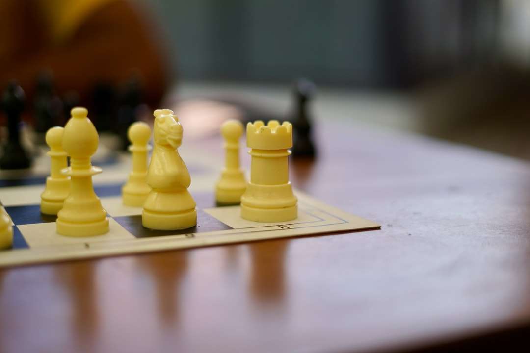 gul plast schackpjäs på vitt bord pussel på nätet