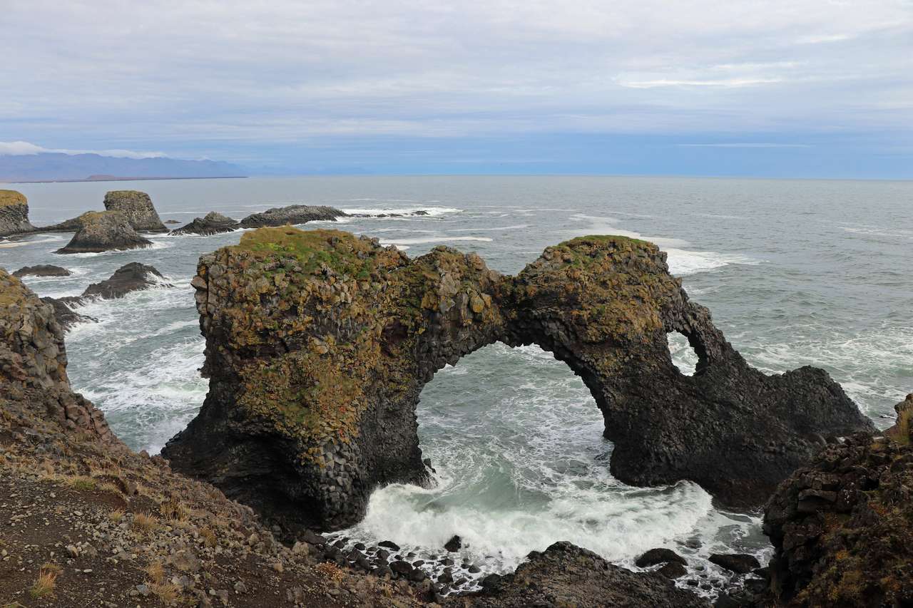 Porta di roccia naturale che sorge dal mare in Islanda puzzle online