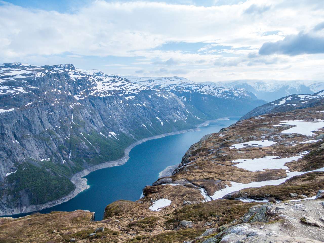 Uma vista de cima do lago Ringedalsvatnet, Noruega puzzle online