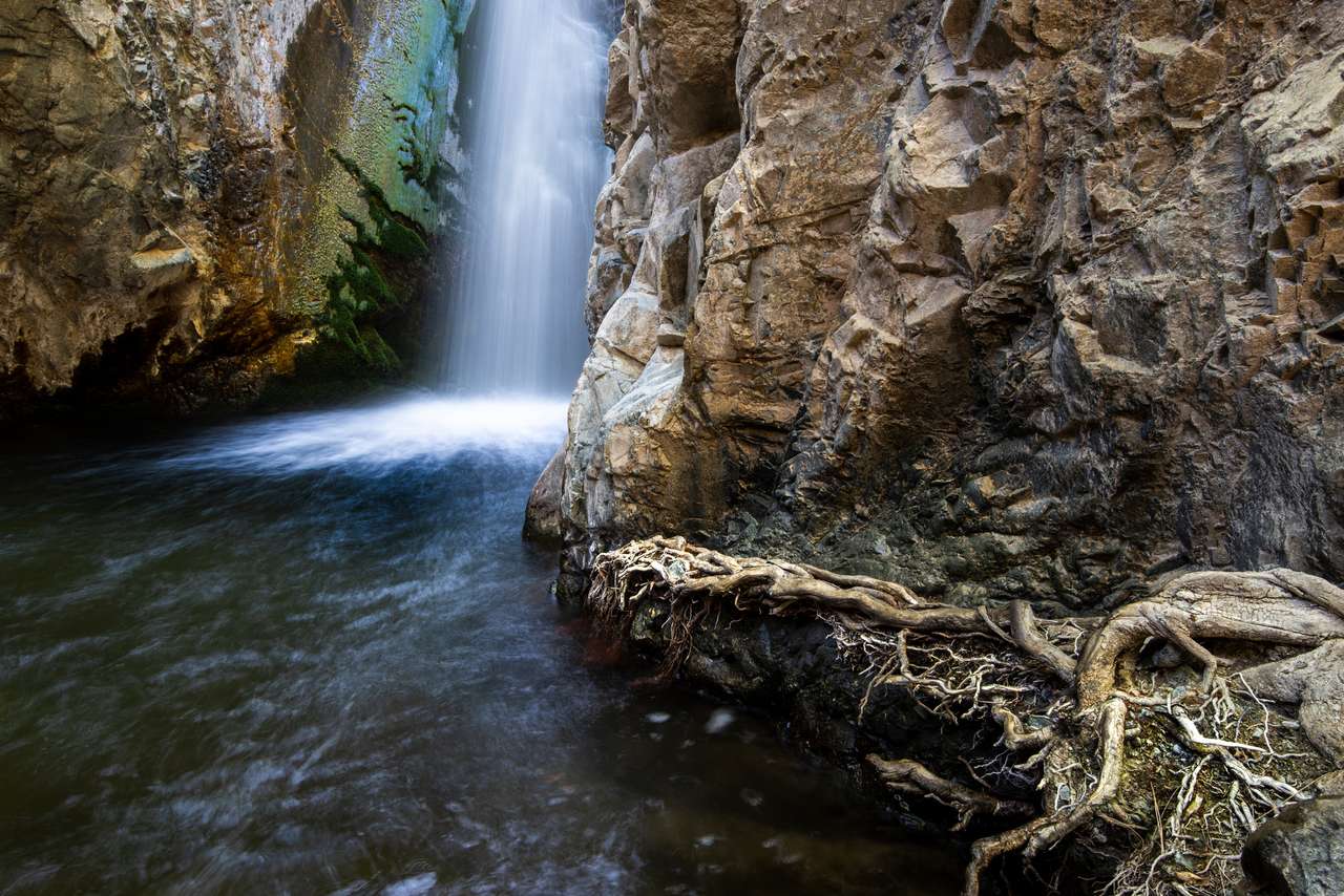 Die schönen Wasserfälle von Millomeri Online-Puzzle