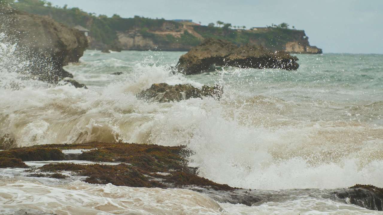 Stenig och stenig strand med starka vågor pussel på nätet