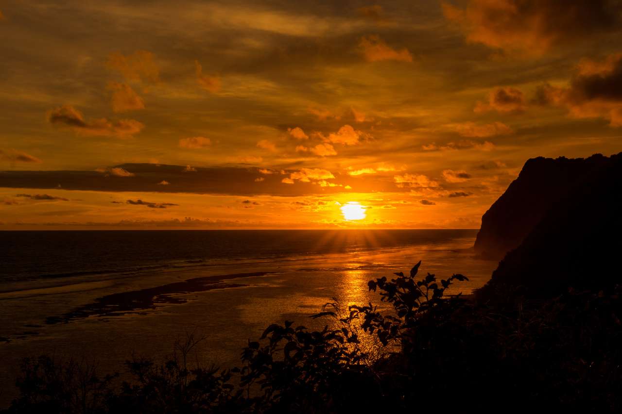 Západ slunce z hory, ostrov Bali, Indonésie online puzzle