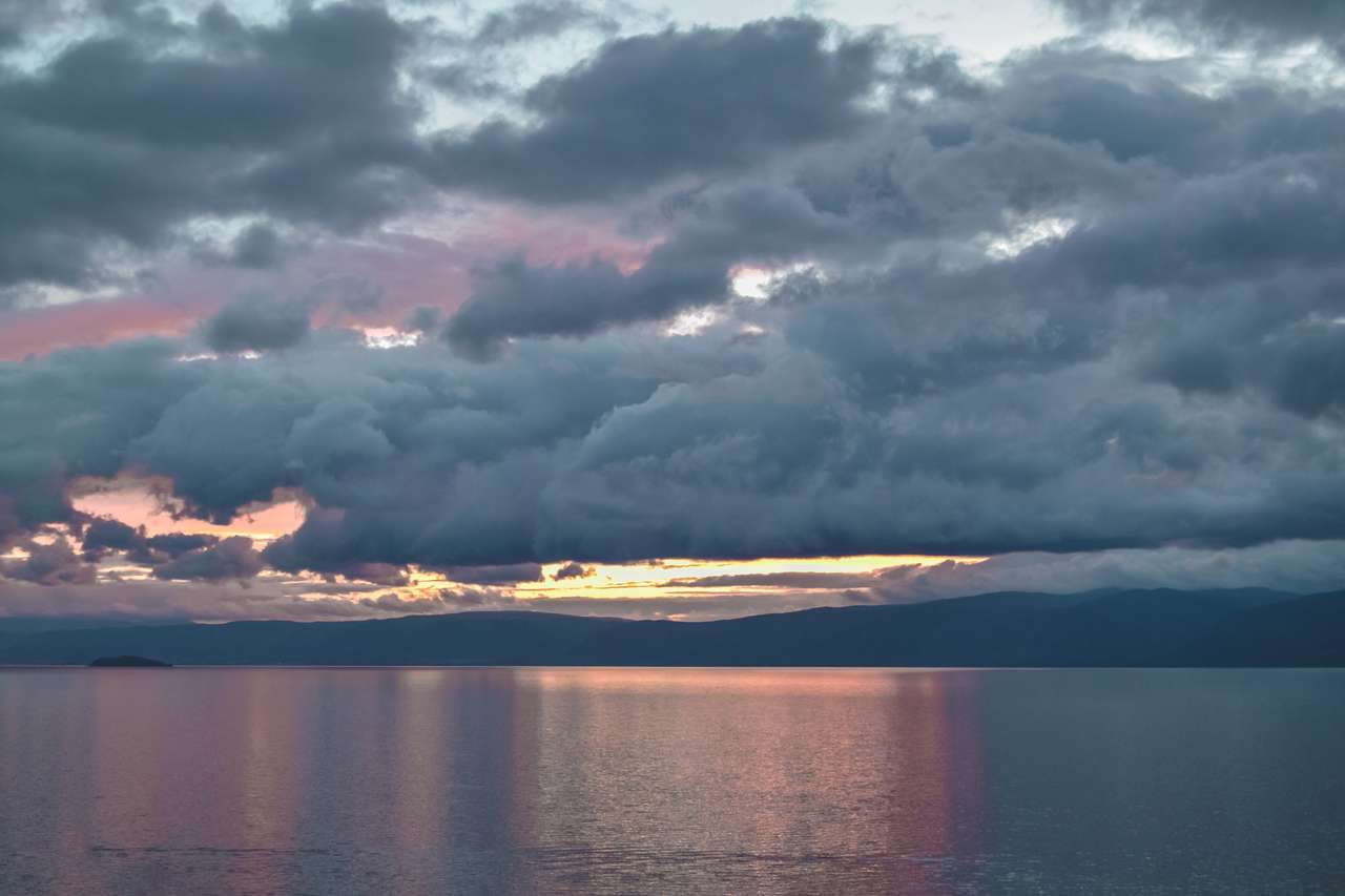 solnedgång med silverfärgade moln på sjön baikal pussel på nätet
