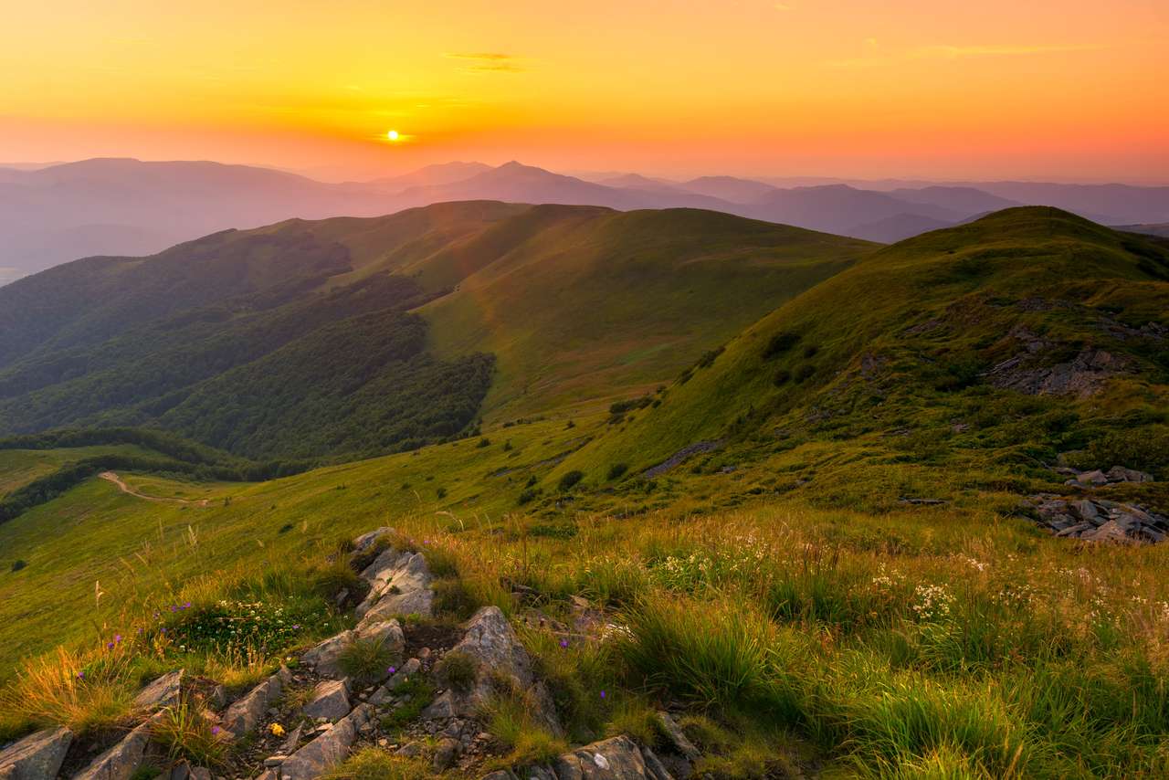Гарний літній захід сонця в горах онлайн пазл