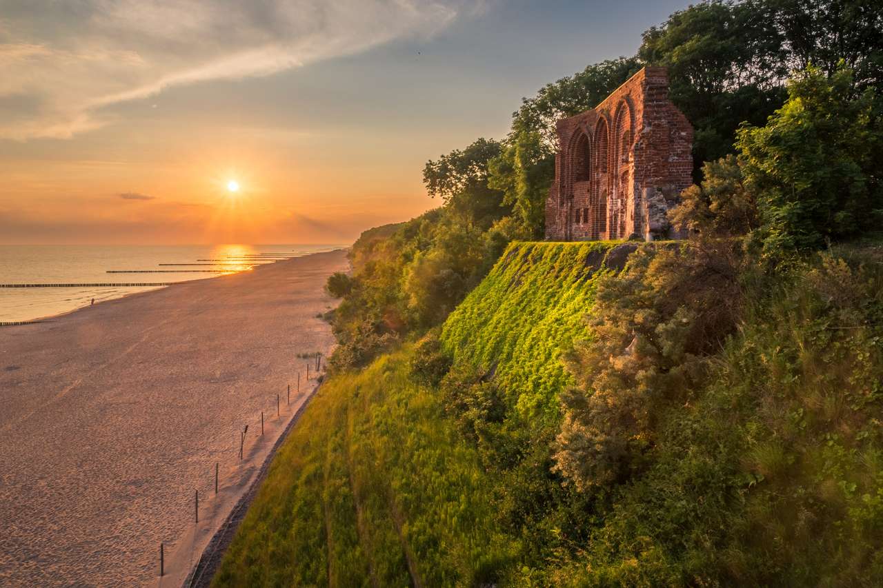 Схід сонця над руїнами церкви в Тшешачі, Польща онлайн пазл