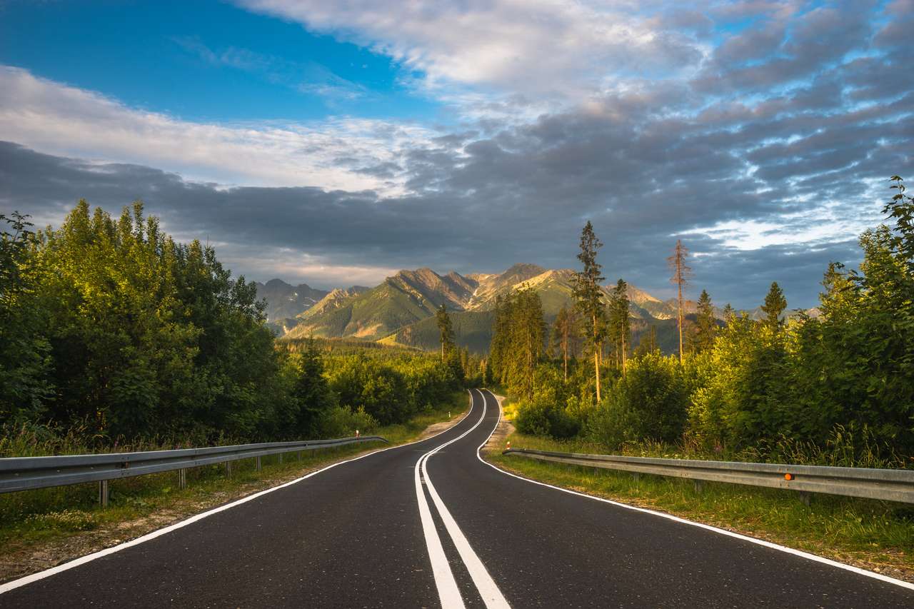Carretera asfaltada en las montañas Tatry, Polonia rompecabezas en línea
