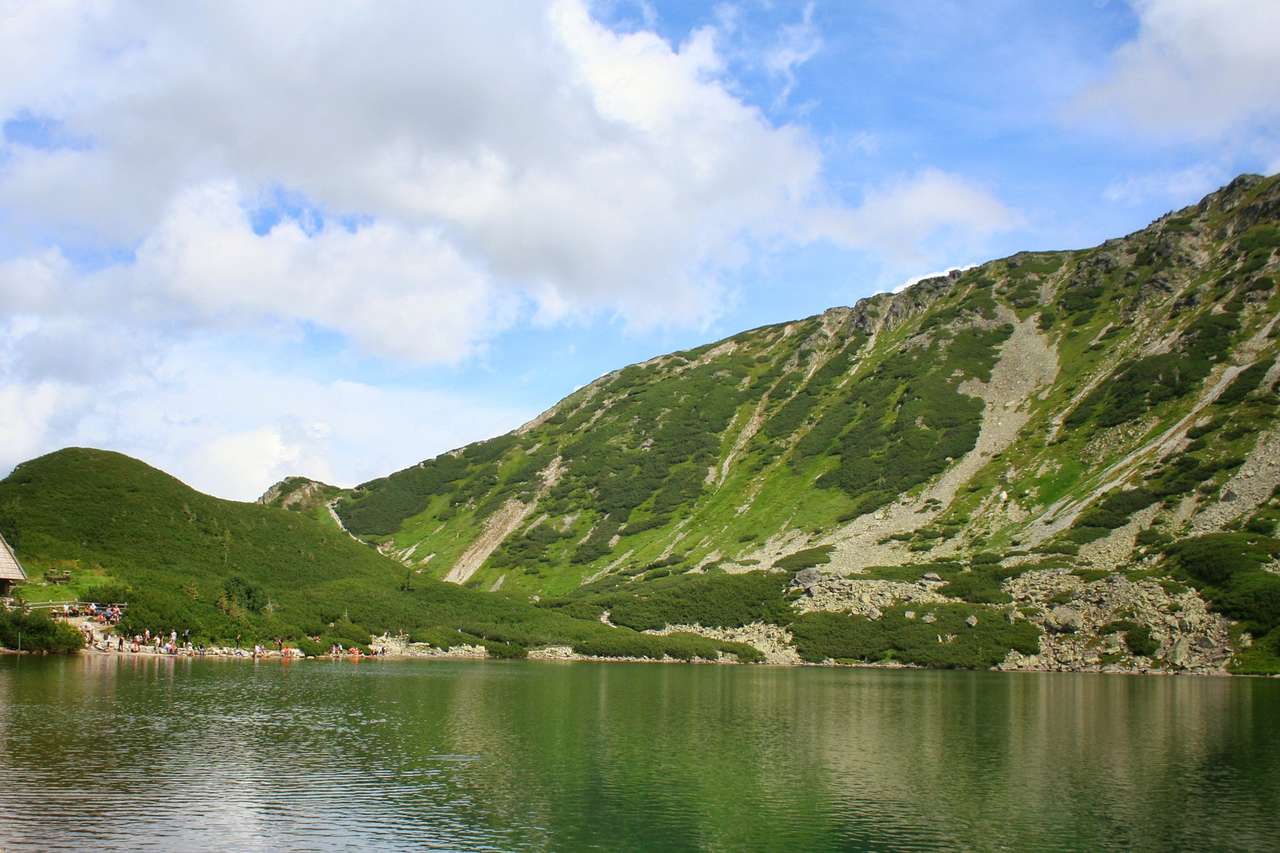 Vale das cinco lagoas nas montanhas Tatra quebra-cabeças online