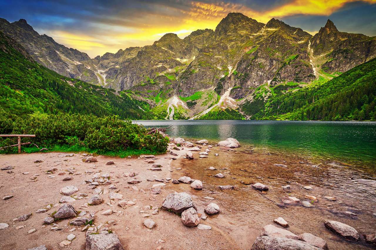 Olho do lago do mar nas montanhas Tatra ao pôr do sol, Polônia puzzle online