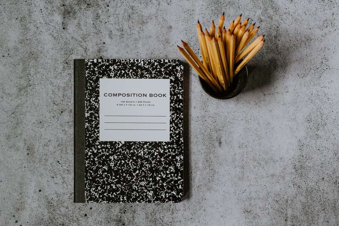 черно-белая книга на сером мраморном столе онлайн-пазл