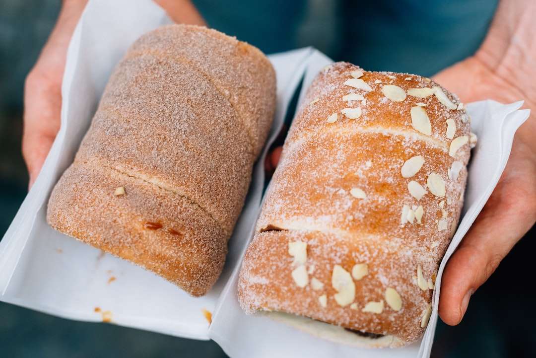 fotografering av två bruna bröd pussel på nätet