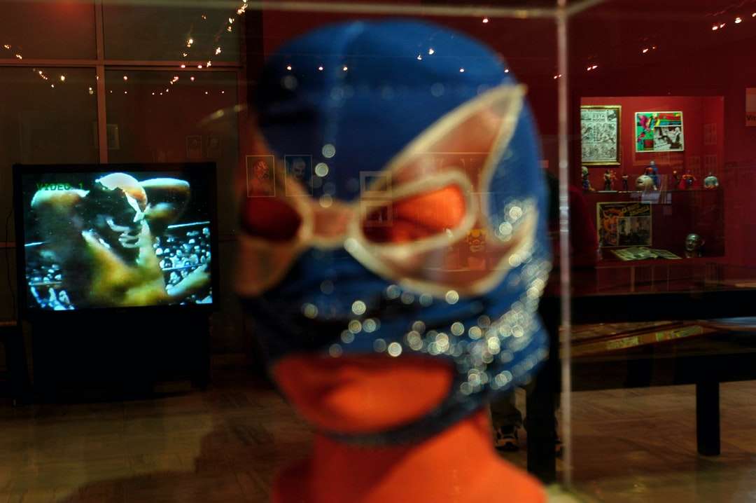 osoba drží modré a oranžové sklo online puzzle