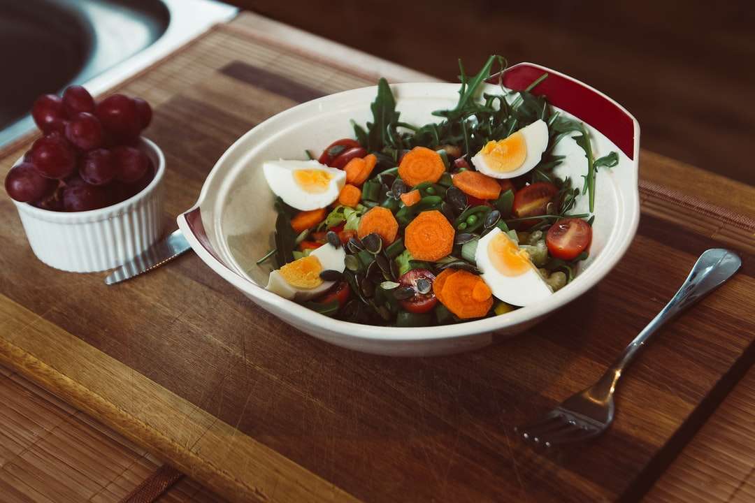 Salatschüssel mit gekochtem Ei mit Trauben Online-Puzzle