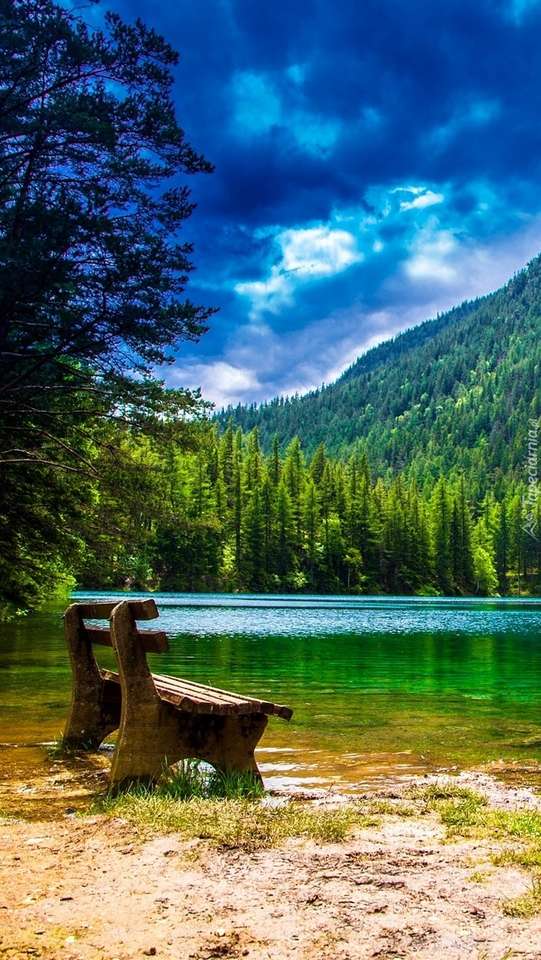 Una panchina in riva al lago in montagna puzzle online