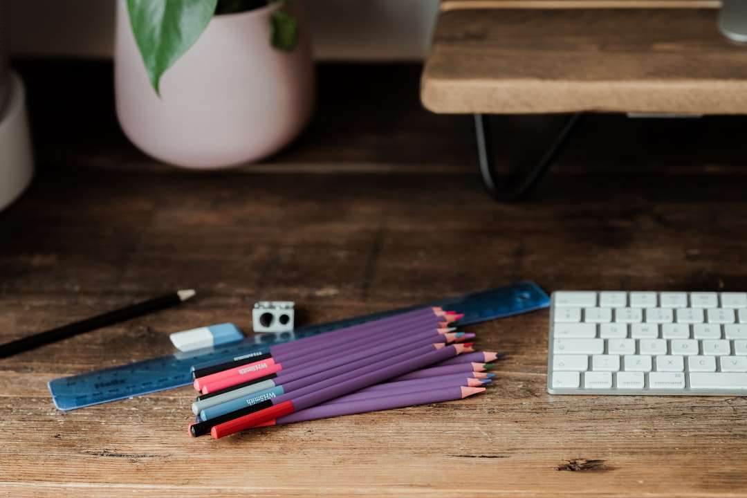 matite colorate su tavola di legno marrone puzzle online