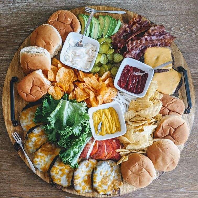 Cheeseburgers avec frites puzzle en ligne