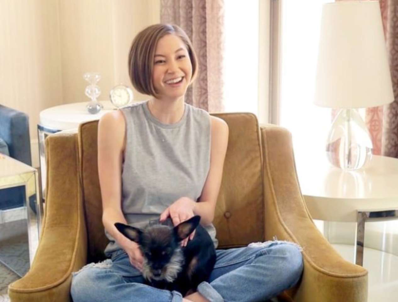Kimiko Glenn con cachorro rompecabezas en línea