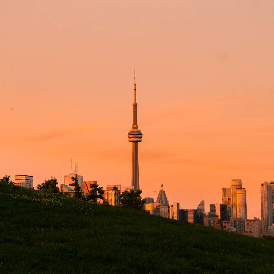 Skyline der Stadt bei Sonnenuntergang mit gelbem Himmel Online-Puzzle