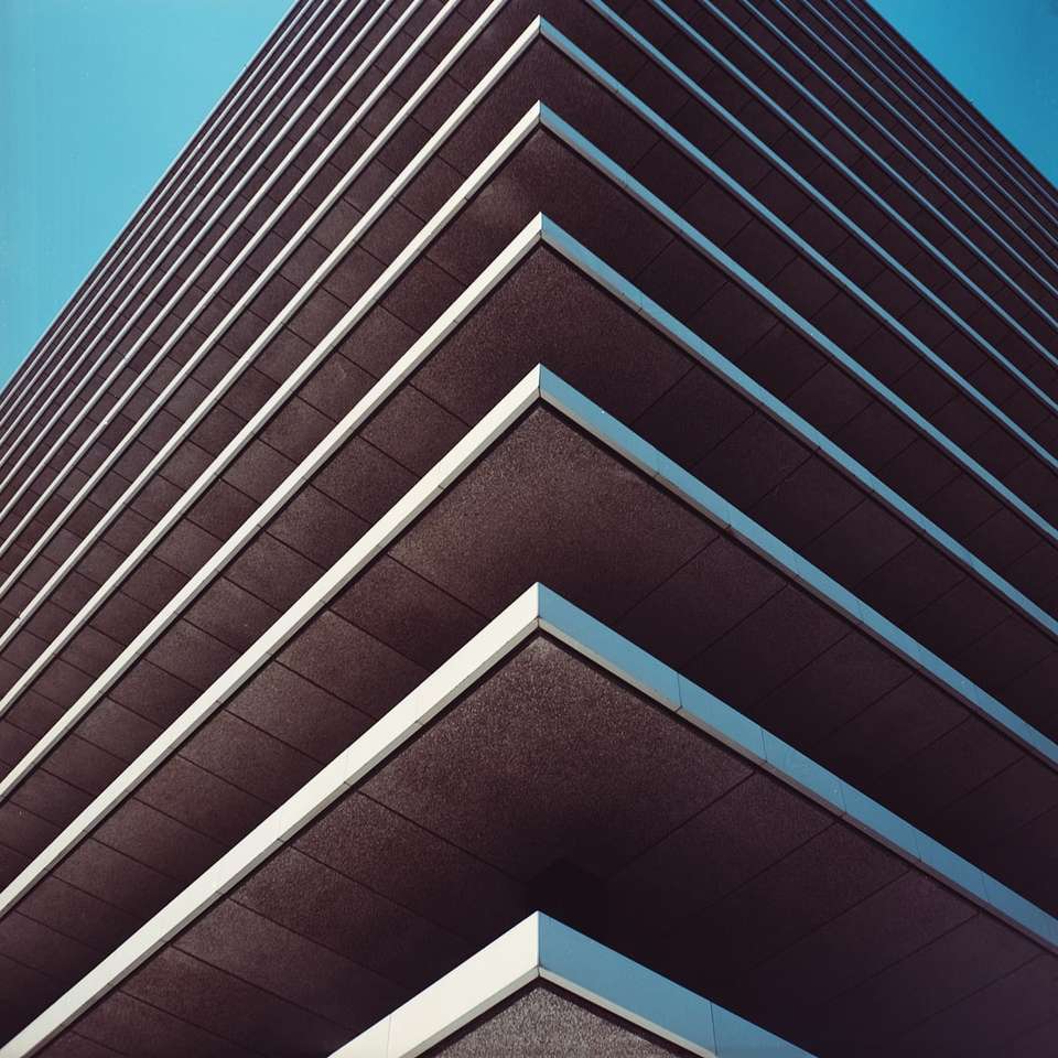 Photographie à faible angle d'un bâtiment en béton gris pris puzzle en ligne