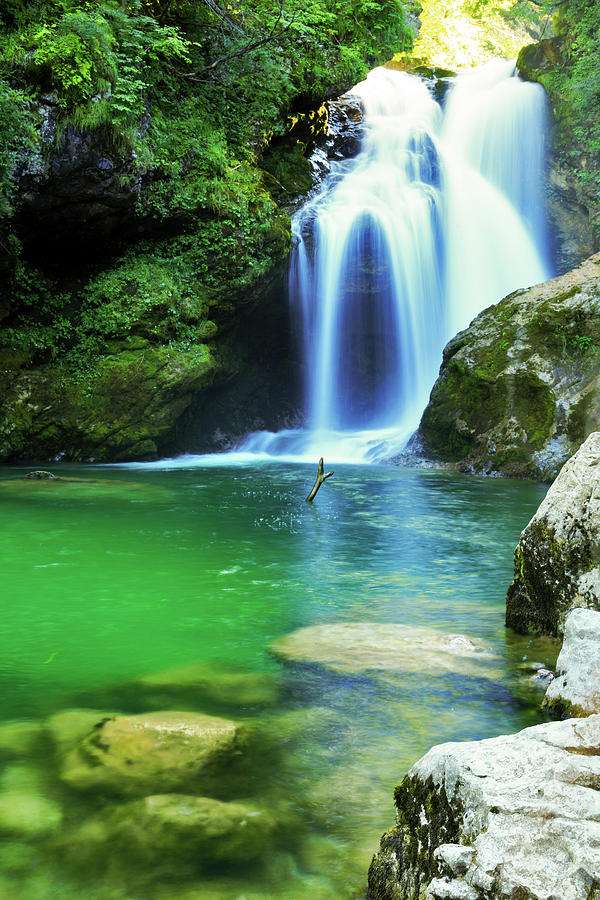 Wasserfall in der Schlucht - Slowenien Puzzlespiel online