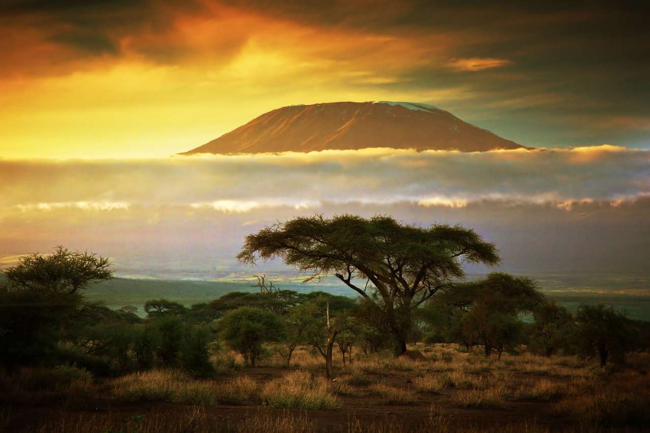 Il Kilimangiaro e la linea delle nuvole al tramonto puzzle online