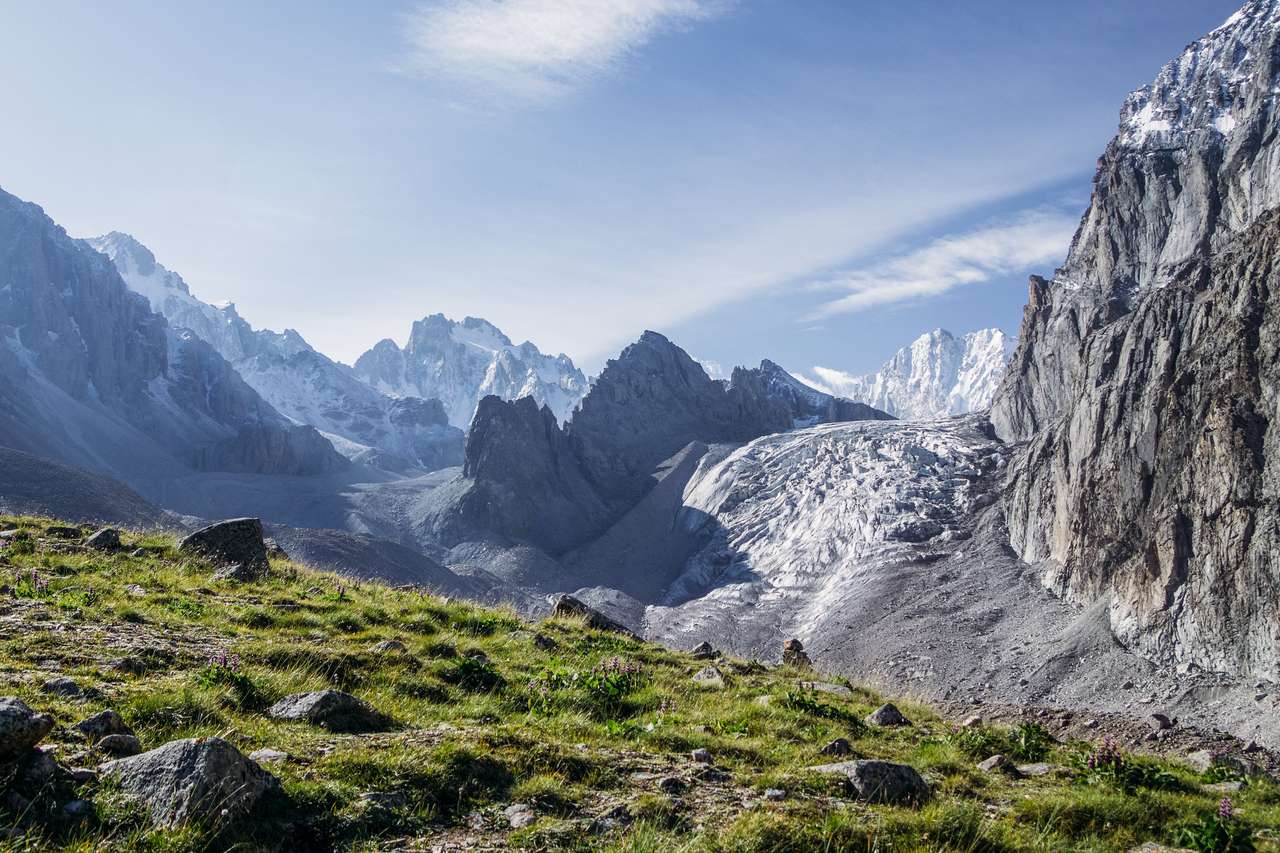 snötäckta steniga berg, Kirgizistan, Ala Archa Pussel online